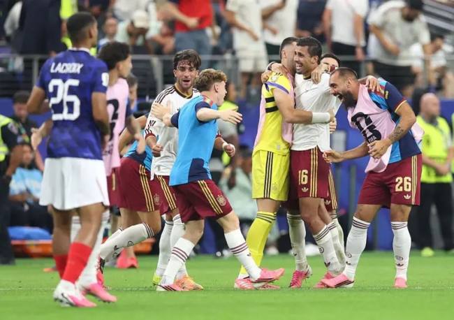 Para pemain Spanyol bersorak setelah wasit meniup peluit tanda laga berakhir. (Foto: Getty Images)
