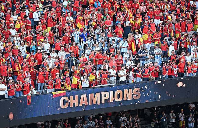 Sejumlah suporter Tim Nasional Spanyol berselebrasi usai kesebelasan negara mereka menjuarai Piala Dunia 2026 di Stadion New York New Jersey, Amerika Serikat, Minggu (19/7/2026) waktu setempat. Spanyol menjadi juara setelah mengalahkan Timnas Argentina dengan skor 1-0 dalam extra time pada pertandingan babak final Piala Dunia 2026. (Foto: Antara/Michael Teguh Adiputra Siahaan)