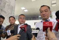 Menteri Sekretaris Negara Prasetyo Hadi (kanan) menjawab pertanyaan wartawan di Gedung DPR, Jakarta, Kamis (23/7/2026). (Foto: Antara/Fath Putra M)