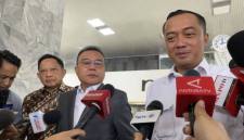 Menteri Sekretaris Negara Prasetyo Hadi (kanan) menjawab pertanyaan wartawan di Gedung DPR, Jakarta, Kamis (23/7/2026). (Foto: Antara/Fath Putra M)