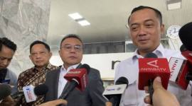 Menteri Sekretaris Negara Prasetyo Hadi (kanan) menjawab pertanyaan wartawan di Gedung DPR, Jakarta, Kamis (23/7/2026). (Foto: Antara/Fath Putra M)