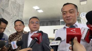 Menteri Sekretaris Negara Prasetyo Hadi (kanan) menjawab pertanyaan wartawan di Gedung DPR, Jakarta, Kamis (23/7/2026). (Foto: Antara/Fath Putra M)