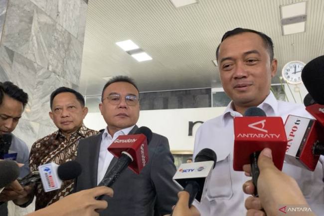 Menteri Sekretaris Negara Prasetyo Hadi (kanan) menjawab pertanyaan wartawan di Gedung DPR, Jakarta, Kamis (23/7/2026). (Foto: Antara/Fath Putra M)