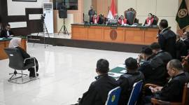 Hakim Ketua Christina Endarwati (tengah) memimpin sidang perdana kasus dugaan fitnah dan pencemaran nama baik terkait keaslian ijazah Presiden ke-7 RI Joko Widodo dengan terdakwa Tifauzia Tyassuma atau Dokter Tifa di Pengadilan Negeri Jakarta Timur, Jakarta, Kamis (2/7/2026). (Foto: Antara/Fauzan)