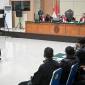 Hakim Ketua Christina Endarwati (tengah) memimpin sidang perdana kasus dugaan fitnah dan pencemaran nama baik terkait keaslian ijazah Presiden ke-7 RI Joko Widodo dengan terdakwa Tifauzia Tyassuma atau Dokter Tifa di Pengadilan Negeri Jakarta Timur, Jakarta, Kamis (2/7/2026). (Foto: Antara/Fauzan)