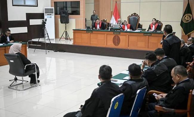 Hakim Ketua Christina Endarwati (tengah) memimpin sidang perdana kasus dugaan fitnah dan pencemaran nama baik terkait keaslian ijazah Presiden ke-7 RI Joko Widodo dengan terdakwa Tifauzia Tyassuma atau Dokter Tifa di Pengadilan Negeri Jakarta Timur, Jakarta, Kamis (2/7/2026). (Foto: Antara/Fauzan)