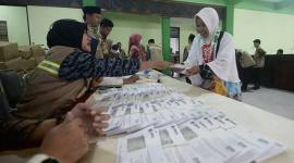 Foto Ilustrasi Petugas membagikan uang saku kepada calon haji asal Kabupaten Tegal di Asrama Haji Donohudan, Boyolali, Jawa Tengah, Selasa (21/4/2026). (Foto: Dok Antara)

