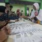 Foto Ilustrasi Petugas membagikan uang saku kepada calon haji asal Kabupaten Tegal di Asrama Haji Donohudan, Boyolali, Jawa Tengah, Selasa (21/4/2026). (Foto: Dok Antara)
