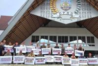 Warga Krayan bawa poster bernada tuntutan di ruangan DPRD Kaltara. (Foto: Istimewa)