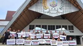 Warga Krayan bawa poster bernada tuntutan di ruangan DPRD Kaltara. (Foto: Istimewa)