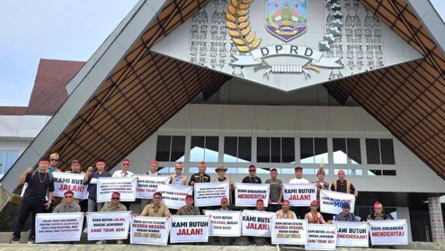 Warga Krayan bawa poster bernada tuntutan di ruangan DPRD Kaltara. (Foto: Istimewa)