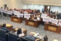 Warga Krayan bawa poster bernada tuntutan di ruangan DPRD Kaltara. (Foto: Istimewa)