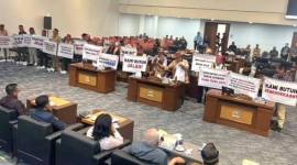 Warga Krayan bawa poster bernada tuntutan di ruangan DPRD Kaltara. (Foto: Istimewa)