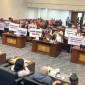 Warga Krayan bawa poster bernada tuntutan di ruangan DPRD Kaltara. (Foto: Istimewa)