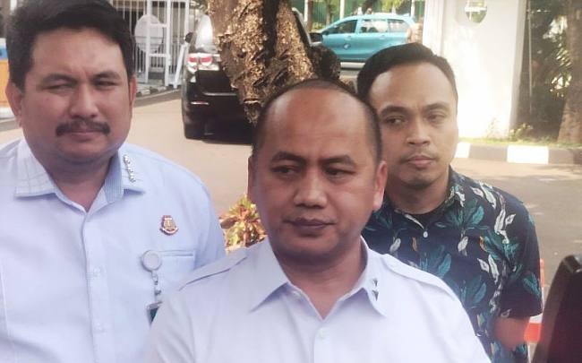 Kepala Pusat Penerangan Hukum (Kapuspenkum) Kejaksaan Agung Anang Supriatna (tengah) menjawab pertanyaan awak media di Gedung Kemenko Polkam, Jakarta, Rabu (5/8/2026). (Foto: Antara/Walda Marison)