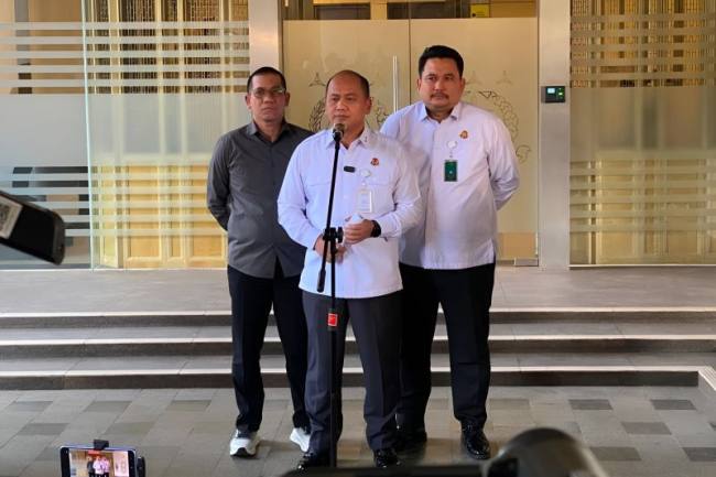 Kepala Pusat Penerangan Hukum (Kapuspenkum) Kejaksaan Agung Anang Supriatna (tengah). (Foto: HO-Kejagung RI)