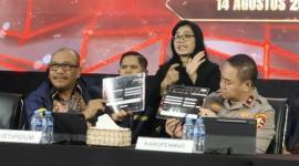Direktur Tindak Pidana Umum (Dirtipidum) Bareskrim Polri Brigjen Pol. Wira Satya Triputra (kiri) dan Kepala Biro Penerangan Masyarakat (Karopenmas) Divhumas Polri Brigjen Pol. Trunoyudo Wisnu Andiko (kanan) menunjukkan cara kerja situs perjudian online yang menggunakan deposit pulsa dalam konferensi pers di Gedung Bareskrim Polri, Jakarta, Jumat (14/8/2026). (Foto: Antara/Nadia Putri R)