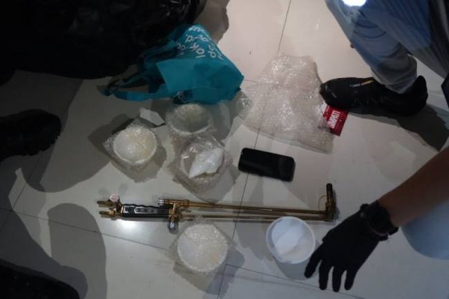 Penyidik Dittipidter Bareskrim Polri menyita barang bukti yang diduga digunakan untuk melakukan pengolahan emas ilegal di sebuah rumah di kawasan Penjaringan, Jakarta Utara, Selasa (25/8/2026). (Foto: HO-Dittipidter Bareskrim Polri)