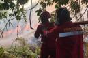 Petugas Brigdal Karhutla Dishut Kaltara bekerja sama dengan berbagai instansi terkait lainnya memadamkan karhutla di wilayah Kaltara. (Foto: HO-Dishut Kaltara)
