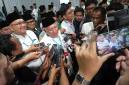 Pengasuh Pesantren Tebuireng KH Abdul Hakim Mahfudz atau Gus Kikin menjawab pertanyaan wartawan usai mengikuti sidang pleno voting opsi mekanisme pemilihan Ketua Umum Pengurus Besar Nahdlatul Ulama (PBNU) Muktamar ke-35 Nahdlatul Ulama (NU) di Pondok Pesantren Bahrul Ulum Tambakberas, Jombang, Jawa Timur, Minggu (30/8/2026) dini hari. (Foto: Antara/Syaiful Arif)