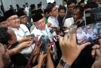 Pengasuh Pesantren Tebuireng KH Abdul Hakim Mahfudz atau Gus Kikin menjawab pertanyaan wartawan usai mengikuti sidang pleno voting opsi mekanisme pemilihan Ketua Umum Pengurus Besar Nahdlatul Ulama (PBNU) Muktamar ke-35 Nahdlatul Ulama (NU) di Pondok Pesantren Bahrul Ulum Tambakberas, Jombang, Jawa Timur, Minggu (30/8/2026) dini hari. (Foto: Antara/Syaiful Arif)