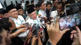 Pengasuh Pesantren Tebuireng KH Abdul Hakim Mahfudz atau Gus Kikin menjawab pertanyaan wartawan usai mengikuti sidang pleno voting opsi mekanisme pemilihan Ketua Umum Pengurus Besar Nahdlatul Ulama (PBNU) Muktamar ke-35 Nahdlatul Ulama (NU) di Pondok Pesantren Bahrul Ulum Tambakberas, Jombang, Jawa Timur, Minggu (30/8/2026) dini hari. (Foto: Antara/Syaiful Arif)