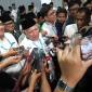 Pengasuh Pesantren Tebuireng KH Abdul Hakim Mahfudz atau Gus Kikin menjawab pertanyaan wartawan usai mengikuti sidang pleno voting opsi mekanisme pemilihan Ketua Umum Pengurus Besar Nahdlatul Ulama (PBNU) Muktamar ke-35 Nahdlatul Ulama (NU) di Pondok Pesantren Bahrul Ulum Tambakberas, Jombang, Jawa Timur, Minggu (30/8/2026) dini hari. (Foto: Antara/Syaiful Arif)