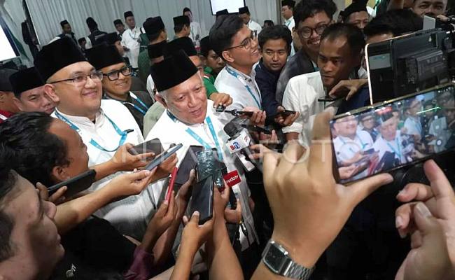 Pengasuh Pesantren Tebuireng KH Abdul Hakim Mahfudz atau Gus Kikin menjawab pertanyaan wartawan usai mengikuti sidang pleno voting opsi mekanisme pemilihan Ketua Umum Pengurus Besar Nahdlatul Ulama (PBNU) Muktamar ke-35 Nahdlatul Ulama (NU) di Pondok Pesantren Bahrul Ulum Tambakberas, Jombang, Jawa Timur, Minggu (30/8/2026) dini hari. (Foto: Antara/Syaiful Arif)