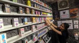 Seorang penjual menata cairan rokok elektronik (Vape Liquid) di salah satu toko di Kendari, Sulawesi Tenggara, Rabu (8/4/2026). (Foto: Antara/Andry Denisah)