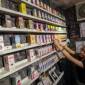 Seorang penjual menata cairan rokok elektronik (Vape Liquid) di salah satu toko di Kendari, Sulawesi Tenggara, Rabu (8/4/2026). (Foto: Antara/Andry Denisah)