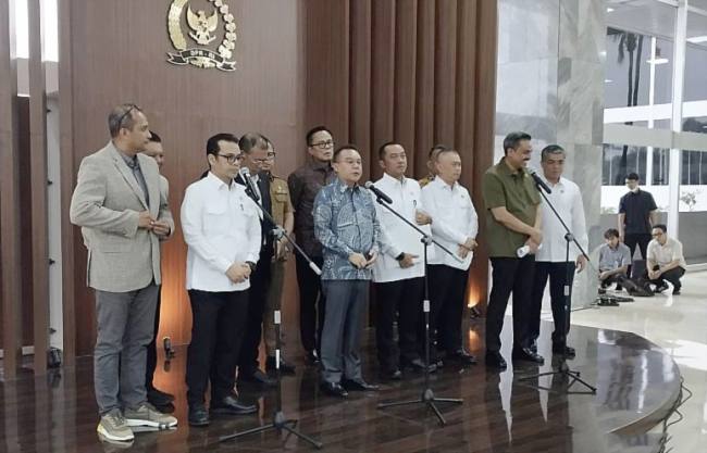Wakil Ketua DPR RI Sufmi Dasco Ahmad saat konferensi pers bersama pemerintah terkait Perpres soal ojol di kompleks parlemen, Jakarta, Selasa (18/8/2026). (Foto: Antara/Bagus Ahmad R)