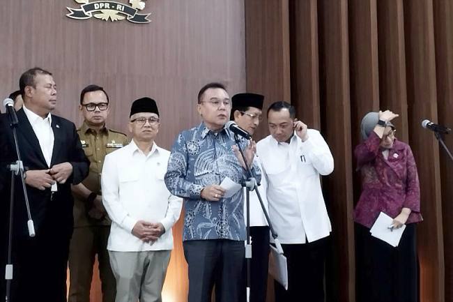 Wakil Ketua DPR RI Sufmi Dasco Ahmad saat konferensi pers bersama jajaran pemerintah di kompleks parlemen, Jakarta, Selasa (18/8/2026). (Foto: Antara/Bagus Ahmad R)
