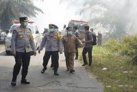 Kapolda Kalteng Irjen Pol Iwan Kurniawan saat meninjau karhutla di Jalan Tjilik Riwut Kilometer 8 Sampit-Palangka Raya, Selasa (4/8/2026). (Foto: Antara/Devita Maulina)
