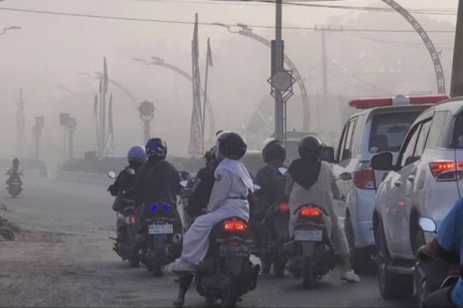 Kondisi kabut asap yang menyelimuti Kota Sampit pada pagi hari, Rabu (5/8/2026) kemarin. (Foto: Istimewa)