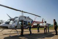 Kru memeriksa kesiapan helikopter Bell 206L-3 sebelum melakukan patroli kebakaran hutan dan lahan di wilayah udara Kalimantan Tengah di Bandar Udara Tjilik Riwut Palangka Raya, Kalteng, Selasa, (4/8/2026). (Foto: Antara/Auliya Rahman)