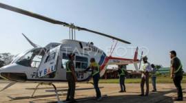 Kru memeriksa kesiapan helikopter Bell 206L-3 sebelum melakukan patroli kebakaran hutan dan lahan di wilayah udara Kalimantan Tengah di Bandar Udara Tjilik Riwut Palangka Raya, Kalteng, Selasa, (4/8/2026). (Foto: Antara/Auliya Rahman)