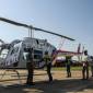Kru memeriksa kesiapan helikopter Bell 206L-3 sebelum melakukan patroli kebakaran hutan dan lahan di wilayah udara Kalimantan Tengah di Bandar Udara Tjilik Riwut Palangka Raya, Kalteng, Selasa, (4/8/2026). (Foto: Antara/Auliya Rahman)
