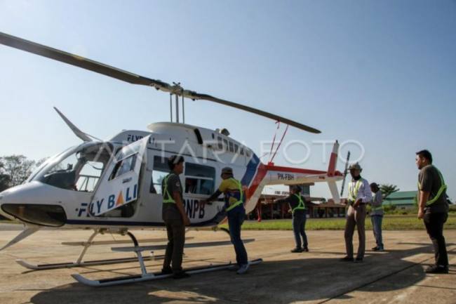 Kru memeriksa kesiapan helikopter Bell 206L-3 sebelum melakukan patroli kebakaran hutan dan lahan di wilayah udara Kalimantan Tengah di Bandar Udara Tjilik Riwut Palangka Raya, Kalteng, Selasa, (4/8/2026). (Foto: Antara/Auliya Rahman)