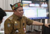 Kepala Dishut Kalteng, Agustan Saining menunjukan posko pemantauan di Istana Isen Mulang, Palangka Raya, Senin (10/8/2026). (Foto: HO-Dishut Kalteng)