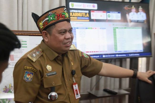 Kepala Dishut Kalteng, Agustan Saining menunjukan posko pemantauan di Istana Isen Mulang, Palangka Raya, Senin (10/8/2026). (Foto: HO-Dishut Kalteng)