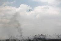 Helikopter water bombing berupaya memadamkan kebakaran lahan di Petuk Katimpun, Palangka Raya, Kalimantan Tengah, Selasa (11/8/2026). (Foto: Antara/Auliya Rahman)