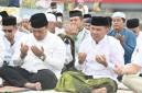 Gubernur Kalteng Agustiar Sabran (kanan) bersama Wakil Gubernur Edy Pratowo dan lainnya saat melaksanakan salat istisqa dan doa bersama di Bundaran Besar Palangka Raya, Minggu (23/8/2026). (Foto: HO-Biro Adpim Pemprov Kalteng)