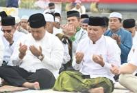 Gubernur Kalteng Agustiar Sabran (kanan) bersama Wakil Gubernur Edy Pratowo dan lainnya saat melaksanakan salat istisqa dan doa bersama di Bundaran Besar Palangka Raya, Minggu (23/8/2026). (Foto: HO-Biro Adpim Pemprov Kalteng)
