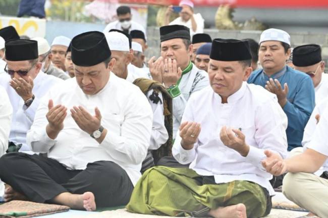 Gubernur Kalteng Agustiar Sabran (kanan) bersama Wakil Gubernur Edy Pratowo dan lainnya saat melaksanakan salat istisqa dan doa bersama di Bundaran Besar Palangka Raya, Minggu (23/8/2026). (Foto: HO-Biro Adpim Pemprov Kalteng)