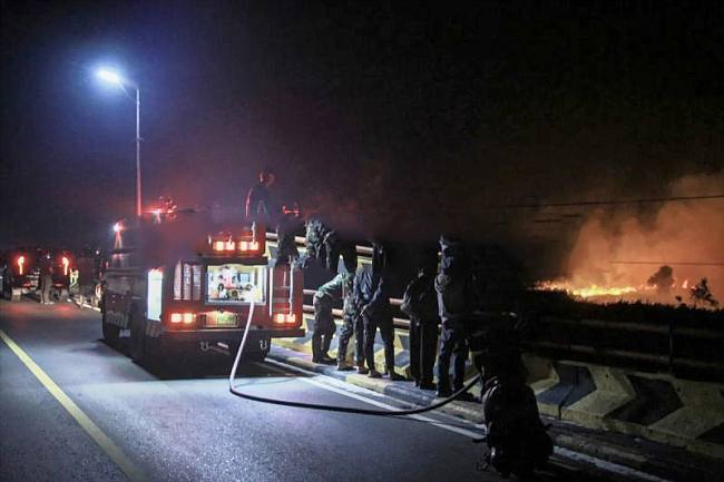 Petugas gabungan terus berupaya memadamkan kebakaran di kawasan Tumbang Nusa, Kabupaten Pulang Pisau, Kalimantan Tengah, Minggu (30/8/2026). (Foto: Antara/Auliya Rahman)