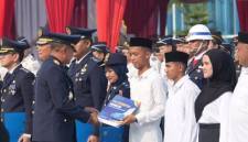 Direktur Jenderal Pemasyarakatan Mashudi menyerahkan secara simbolis surat keterangan pemberian remisi kepada narapidana dan anak binaan pada HUT Ke-81 RI di Politeknik Imigrasi dan Pemasyarakatan, Senin (17/8/2026). (Foto: HO-Biro Humas Datin Ditjen Pemasyarakatan)