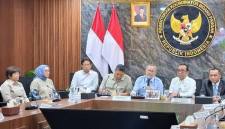 Menteri Kesehatan (Menkes) Budi Gunadi Sadikin (tiga dari kiri) dalam rapat koordinasi terbatas di Kantor Kemenko Pangan, Jakarta, Kamis (6/8/2026). (Foto: Antara/Lintang Budiyanti P)