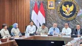 Menteri Kesehatan (Menkes) Budi Gunadi Sadikin (tiga dari kiri) dalam rapat koordinasi terbatas di Kantor Kemenko Pangan, Jakarta, Kamis (6/8/2026). (Foto: Antara/Lintang Budiyanti P)