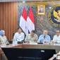 Menteri Kesehatan (Menkes) Budi Gunadi Sadikin (tiga dari kiri) dalam rapat koordinasi terbatas di Kantor Kemenko Pangan, Jakarta, Kamis (6/8/2026). (Foto: Antara/Lintang Budiyanti P)