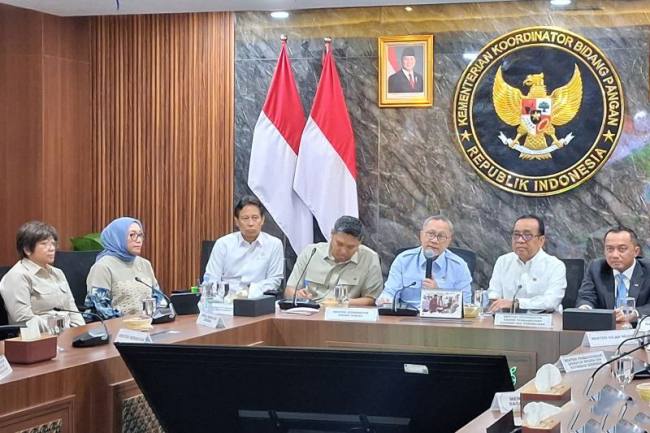 Menteri Kesehatan (Menkes) Budi Gunadi Sadikin (tiga dari kiri) dalam rapat koordinasi terbatas di Kantor Kemenko Pangan, Jakarta, Kamis (6/8/2026). (Foto: Antara/Lintang Budiyanti P)